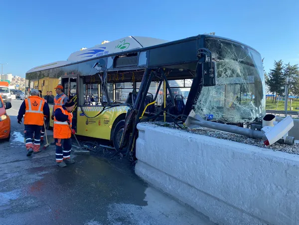 İETT otobüsünden Avcılar'da korkunç kaza! Beton bariyere çarptı - 1