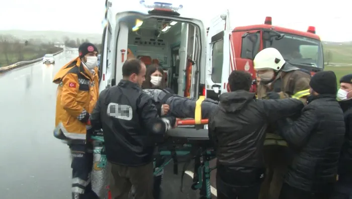 Arnavutköy'de can pazarı! Hasta nakil aracındaki yaralıları kurtarmak için seferber oldular - 2