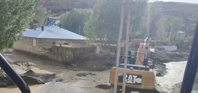 Van'da sağanak yağış hayatı olumsuz etkiledi! 3 ilçe sular altında...