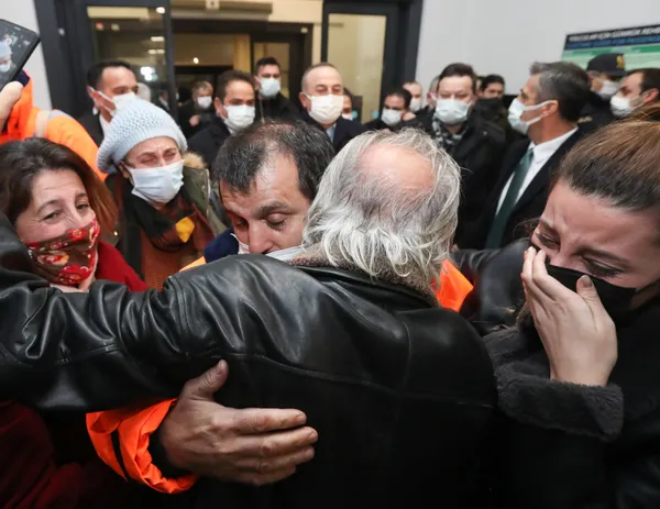 kurtarilan-turk-gemiciler-istanbula-getirildi-1613280265771.jpg Kurtarılan Türk gemiciler İstanbul'a getirildi! - 4