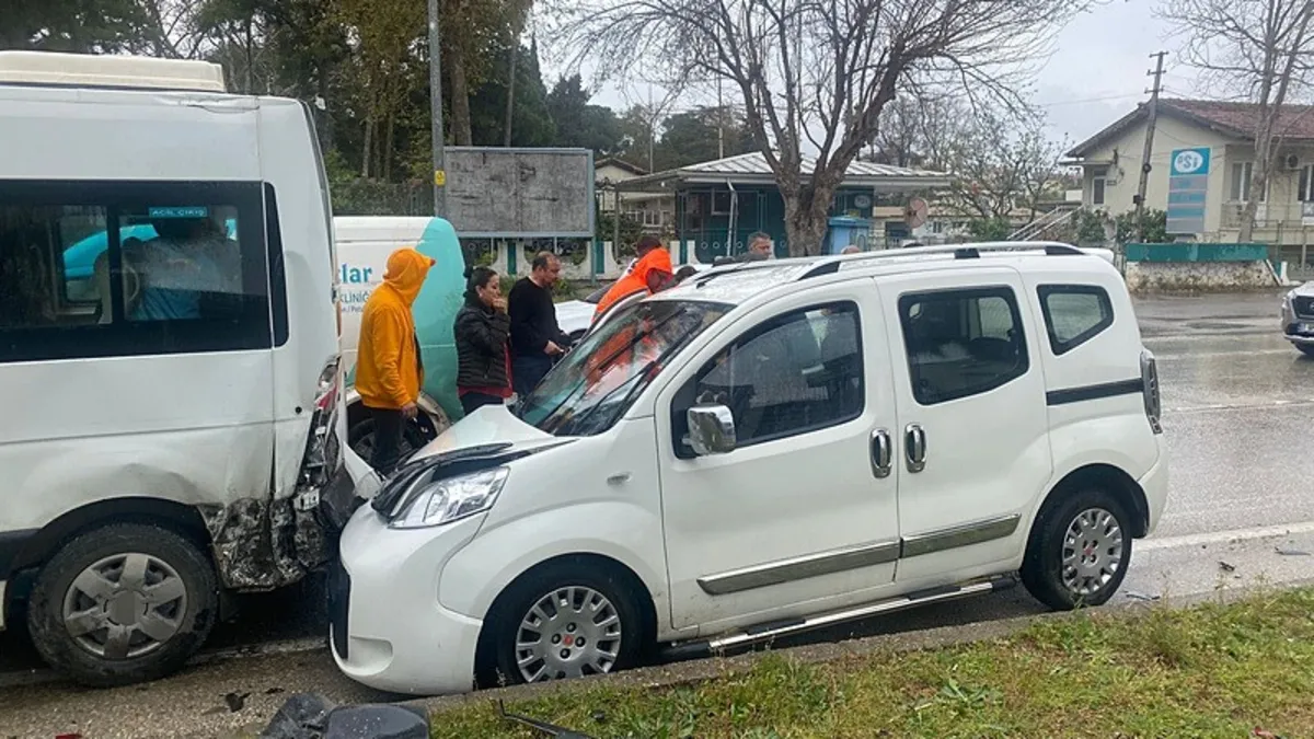 Antalya'da zincirleme kaza: Sıkışan kadın yolcu yaralandı