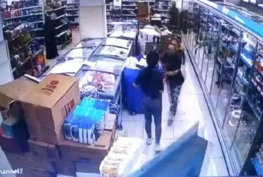 izmirde-kadin-market-personeline-darp-o-anlar-kamerada-1654591352482.jpg İzmir’de kadın market personeline darp! O anlar kamerada - 2
