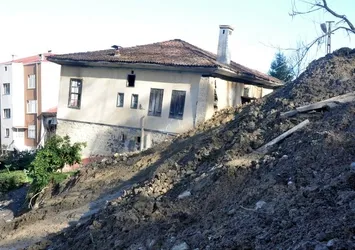 Binalar yan yattı halk paniğe kapıldı