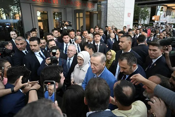 Başkan Erdoğan ABD’de! Vatandaşlar tarafından Türkevi’nde coşku ile karşılandı