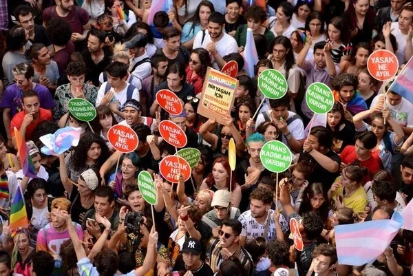 Son dakika: Büyüyen tehlikenin adı: LGBT! Anne babalar dikkat! Topluma eşcinselliği dayatıyorlar