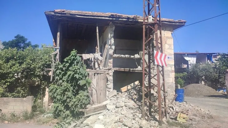 Adana’da 5,5 büyüklüğünde deprem! Vatandaşlar kendilerini sokağa attı | İşte panik anları