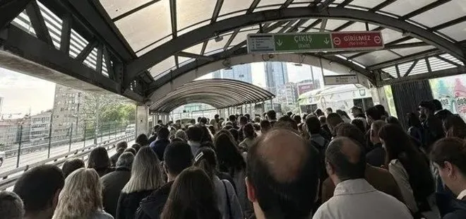 Mecidiyeköy metrobüs durağında yürüyen merdiven arızası nedeniyle vatandaşlar zor anlar yaşadı