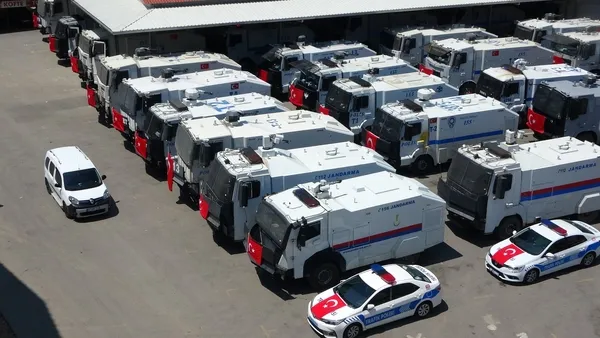 Antalya’da görevli TOMA’lar çiçekler ve alkışlarla uğurlandı