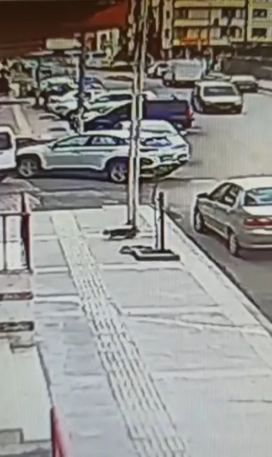 Dördüncü kattan düştü! O anlar kamerada - 1