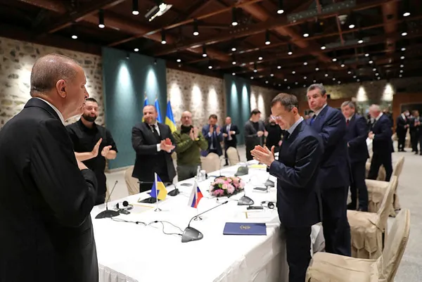 Son dakika: Dünyanın gözü İstanbul'da! Rusya-Ukrayna müzakere heyetleri Dolmabahçe'de bir araya geldi: Türkiye de garantör olsun