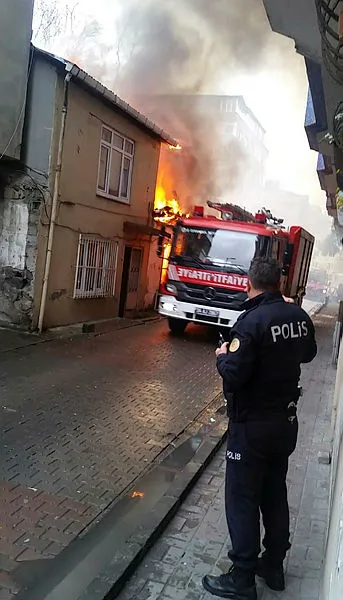 son-dakika-istanbul-sislide-gecekonduda-yangin-1675093946999.jpg Son dakika: İstanbul Şişli'de gecekonduda yangın - 1