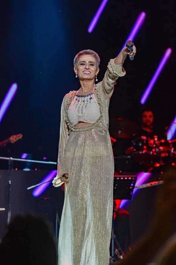 Yıldız Tilbe sahnede peruğunu çıkardı! Seyirci şoke oldu