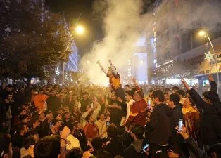 Galatasaray’ın şampiyonluğu tüm yurtta kutlanıyor! Taraftarlar sokaklara döküldü