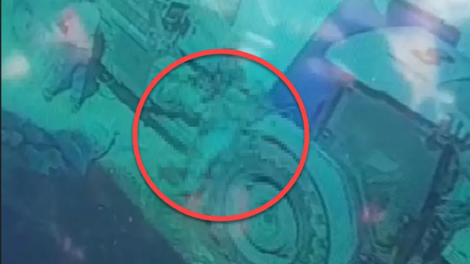 Yem karma makinesine sıkıştı! Korkunç anlar kamerada