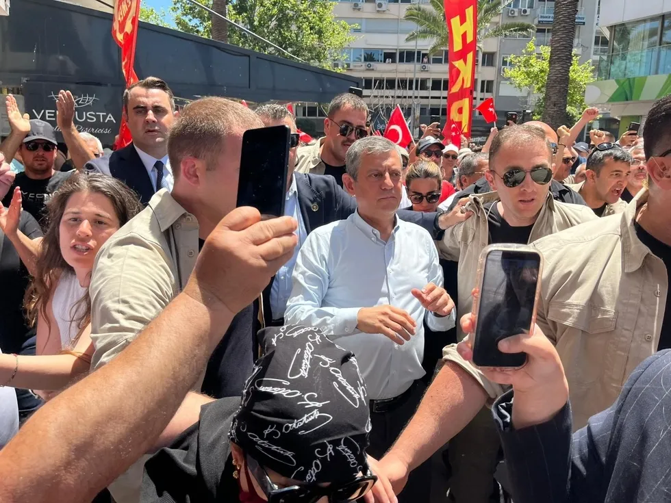chpli-provokator-is-basinda-tomaya-cikip-zarar-verdi-1779794284759.jpeg CHP'li provokatör iş başında! TOMA'ya çıkıp zarar verdi | Özgür Özel de TOMA'ya tırmanmıştı - 1