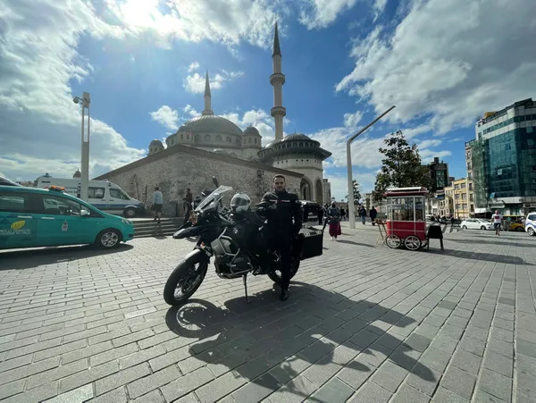 taksim-camisinin-motosiklet-sevdalisi-imami-ilgi-cekiyor-1633511527143.jpg