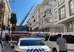 Küçükçekmece’de bina çatısında yangın! Evi yandı sinir krizi geçirdi