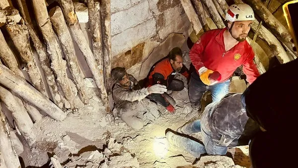 sanliurfada-korku-dolu-anlar-bina-coktu-1-kisi-enkaz-altinda-1707844078412.jpeg Şanlıurfa'da korku dolu anlar! Bina çöktü: Enkaz altında kalan vatandaş hayatını kaybetti - 3