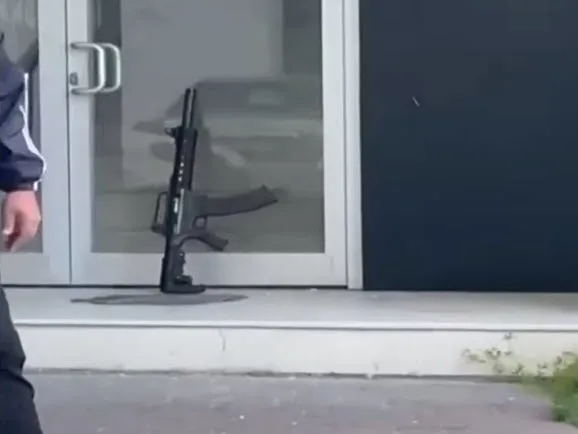 Son dakika | AK Parti binasına silahlı saldırı! Saldırgan yaklandı