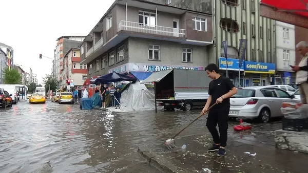 karsta-dolu-yagisi-caddeleri-gole-cevirdi-1629645060573.jpg Kars’ta dolu yağışı caddeleri göle çevirdi - 3