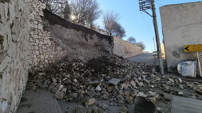 Niğde Kalesi’nde istinat duvarı çöktü