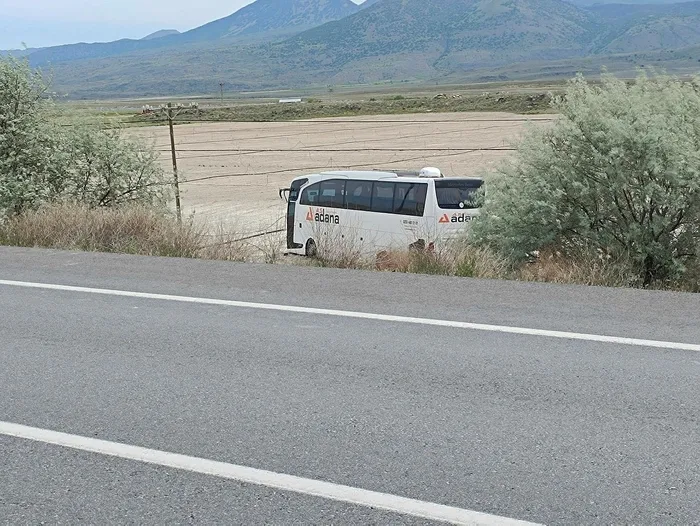 kayseri-nigde-yolunda-yolcu-otobusu-sarampole-uctu-yaralilar-var-1715244695489.jpeg Kayseri-Niğde yolunda yolcu otobüsü şarampole uçtu! Yaralılar var - 1