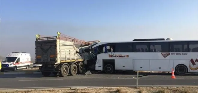 Afyon’da yolcu otobüsüyle TIR çarpıştı: 2 ölü, çok sayıda yaralı