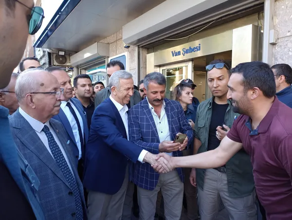 CHP’li Ankara Büyükşehir Belediye Başkanı Mansur Yavaş’tan Van’da Selahattin Demirtaş’a destek!