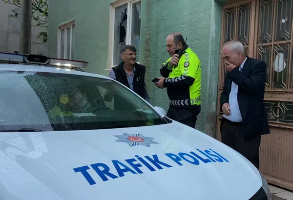 kaza-yapan-alkollu-surucuden-ilginc-hareket-trafik-polisine-sarilip-bayramlasti-1651585153966.jpg Kaza yapan alkollü sürücüden ilginç hareket! Trafik polisine sarılıp bayramlaştı - 1