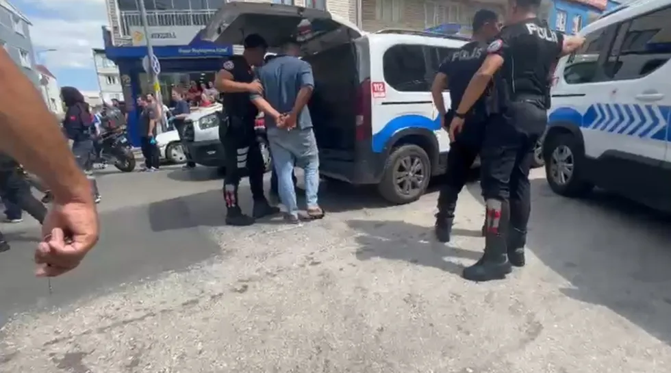 Bursa'da iki aile arasında çıkan kavga kameraya yansıdı: Bıçak ve darp sonucu yaralanan 6 kişi hastaneye kaldırıldı - 2