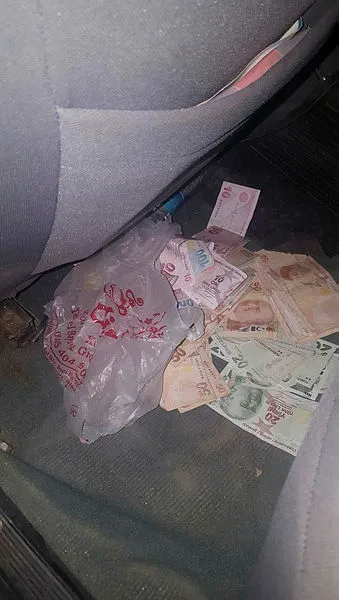 Görülmemiş olay! Nereye baksalar para fışkırdı - 1