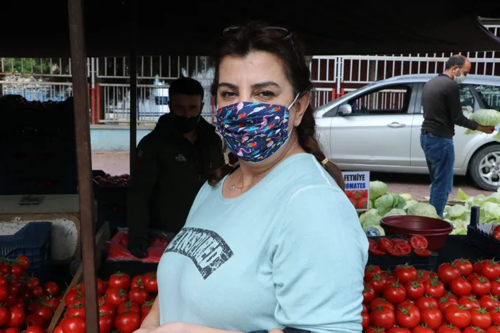 goruntulendigini-anlayinca-maskesini-takti-cilek-yemek-icin-cikardim-1586415778725.jpg Görüntülendiğini anlayınca maskesini taktı! 'Çilek yemek için çıkardım' - 2