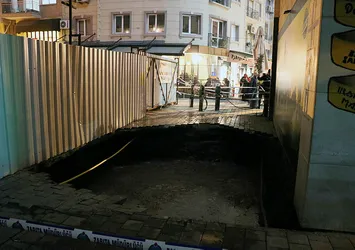 İzmir’de yol çöktü: 3 kişi çukura düştü