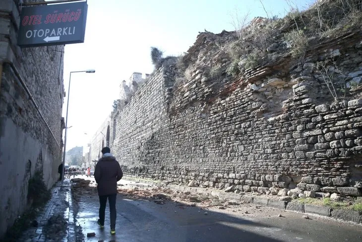 İstanbul’da tarihi surlar çöktü