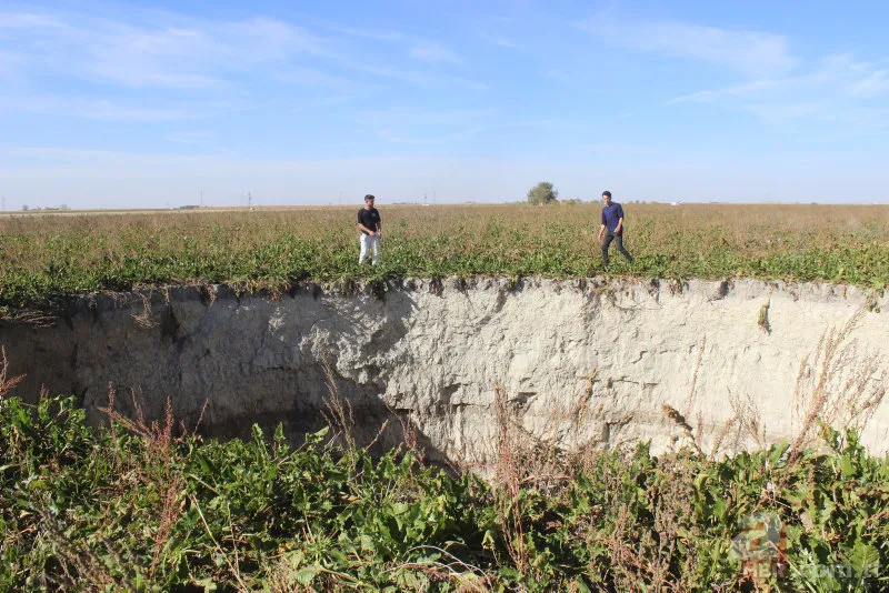Tarlada endişelendiren görüntü! 27 metre çapında dev obruk oluştu 2