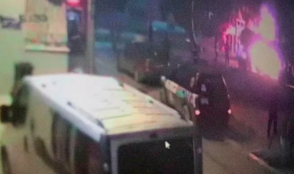 Denizli'de gençler ısınmak için ateş yaktı! Parka sıçradı - 1