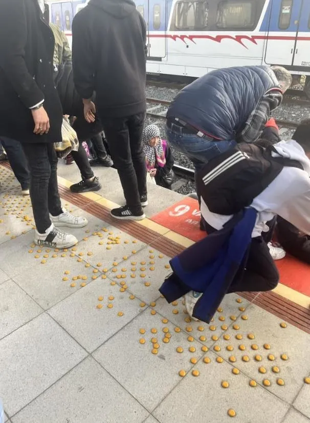 İzmir’de İZBAN kabusu! İZBAN’daki arıza vatandaşları çileden çıkardı: Yüzlerce yolcu raylarda yürüdü