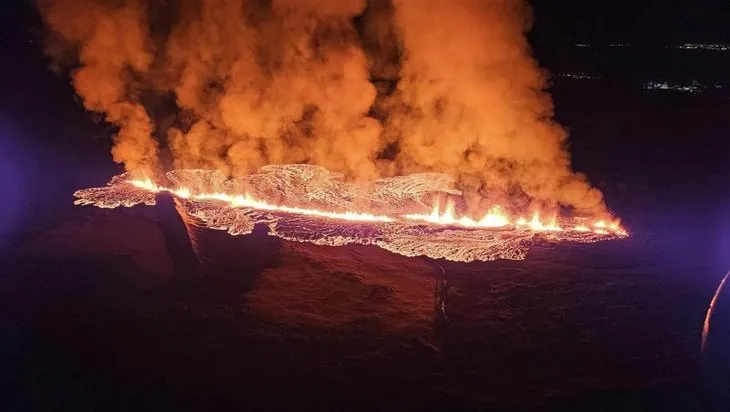 İzlanda'da yanardağ faciası! Lavlar yerleşim yerine ulaştı! Ülkede kırmızı alarm