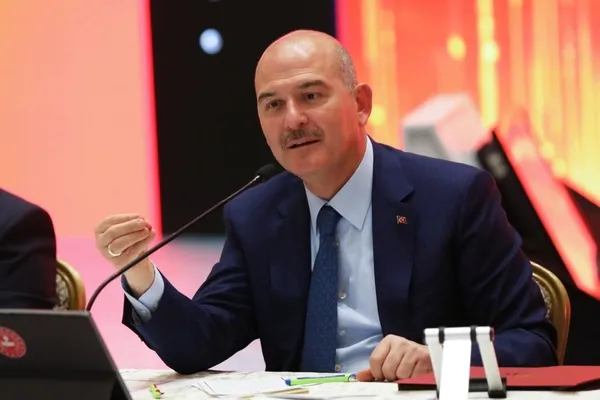 egm-duyurdu-kirmizi-bultenle-aranan-suc-orgutu-lideri-urfi-cetinkaya-yakalandi-1681242236026.jpg EGM duyurdu: Kırmızı bültenle aranan suç örgütü lideri Urfi Çetinkaya yakalandı | Zırhlı araçla adliyeye sevk edildi - 3