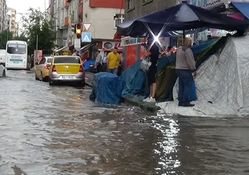 Kars’ta dolu yağışı caddeleri göle çevirdi