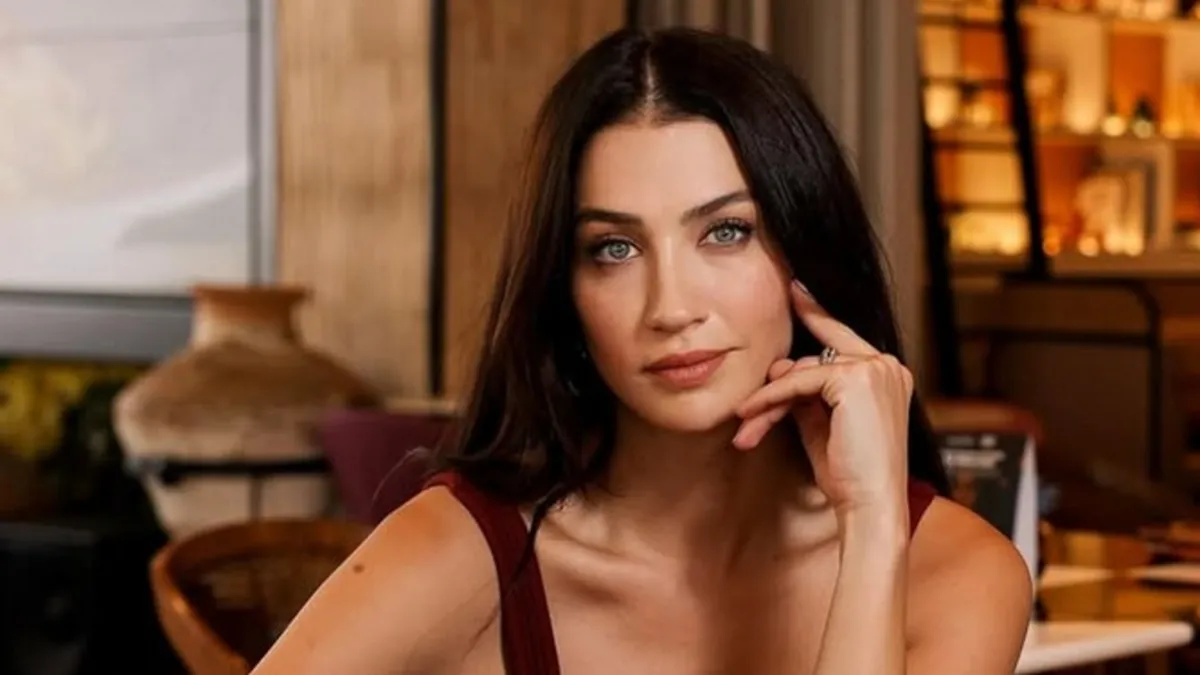 Eşref Rüya'nın yıldızı Ceren Benderlioğlu çocukluk halleriyle ilgi odağı oldu