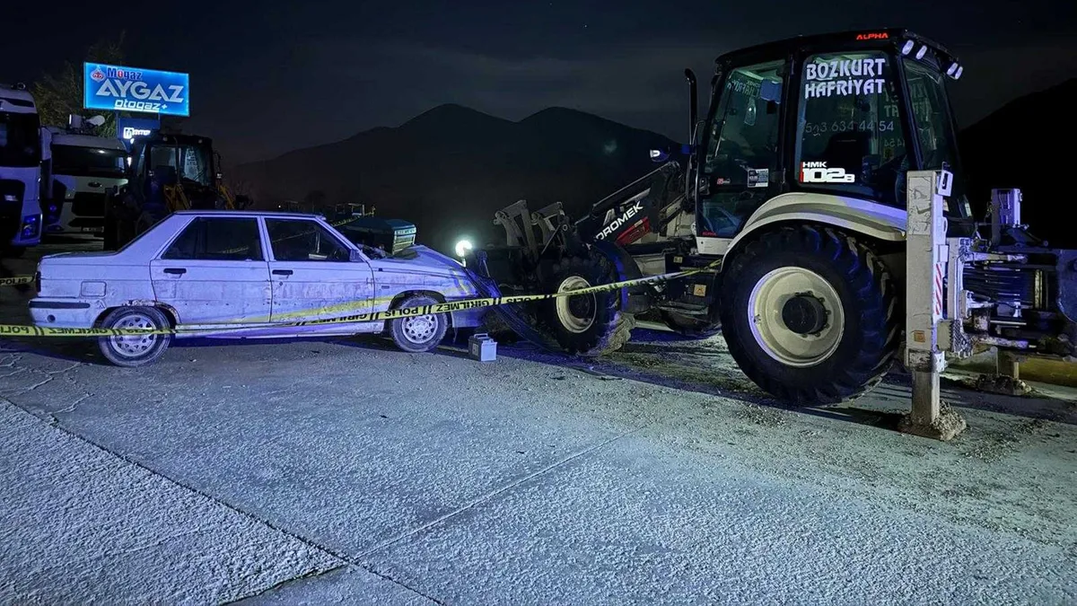 Sakarya'da park halindeki iş makinesine çarpan otomobilin sürücüsü öldü