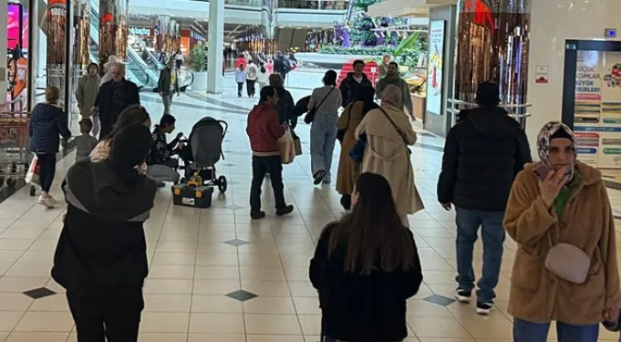 boykot-sozde-kaldi-istanbulda-vatandas-chpnin-cagrilarini-umursamadi-avmlerde-yogunluk-1743609769010.jpg Fotoğraf-AA