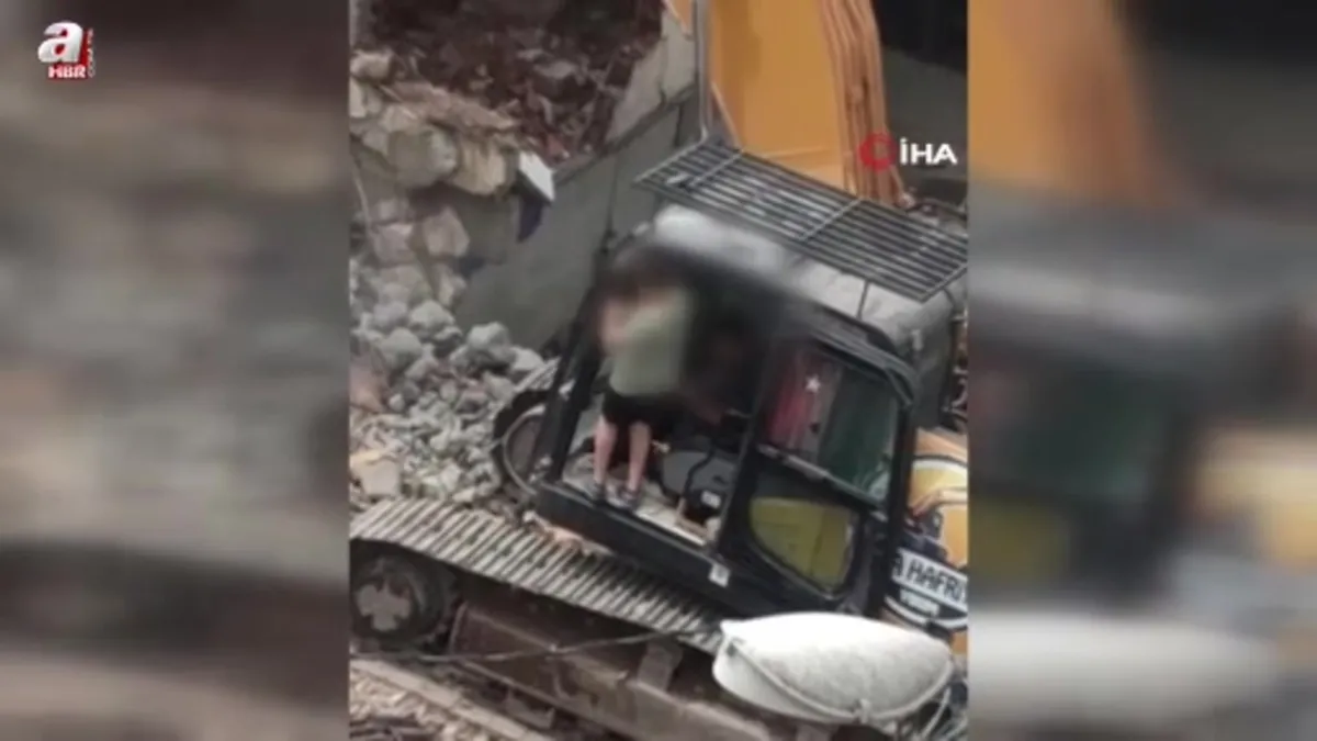 Avcılar'da 2 çocuk ağır tonajlı kepçeyi hareket ettirdi