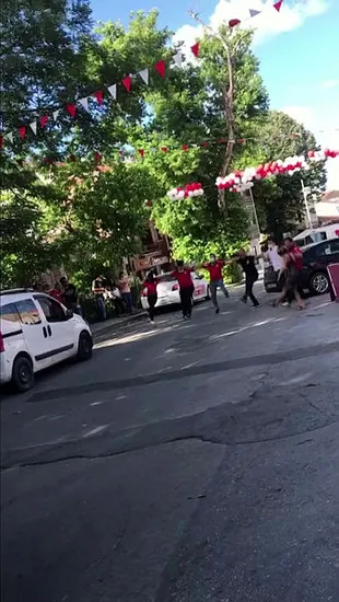 Şile’de sosyal mesafeyi hiçe sayarak omuz omuza halay çektiler - 1