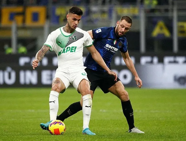 galatasarayla-fenerbahce-arasinda-stefan-de-vrij-kapismasi-1685775849744.jpeg Galatasaray'la Fenerbahçe arasında Stefan De Vrij kapışması - 3