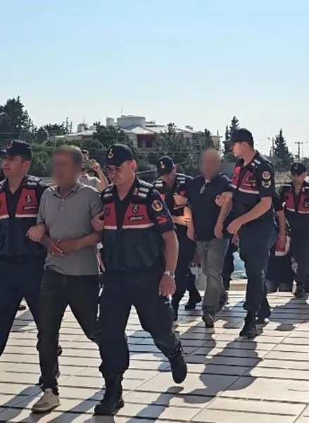 1782152007617.jpg CHP'li Silifke Belediyesi'nde sahte kaşeli vurgun! Kutulardan deste deste dolar ve TL çıktı | Makam aracında taşımışlar - 9