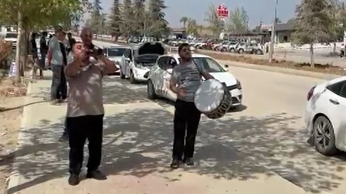 Direksiyon sınavını kazandı! Sevincini davul- zurna eşliğinde kutladı