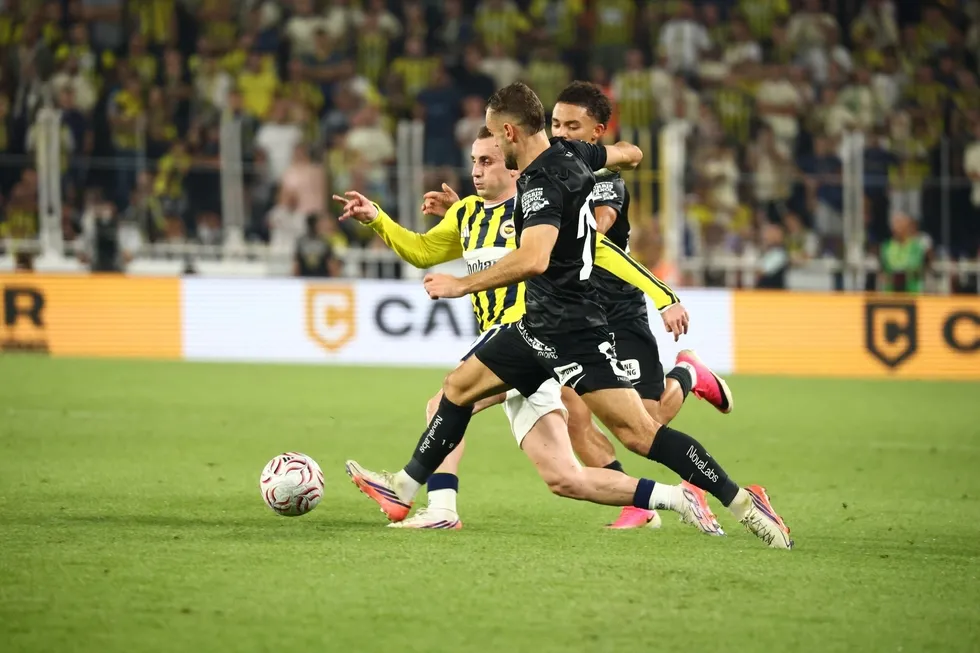 1787040419377.jpeg Devler Ligi'ne 1 kala! Fenerbahçe 17 yıllık hasreti bitirmek için Lyon karşısında - 6