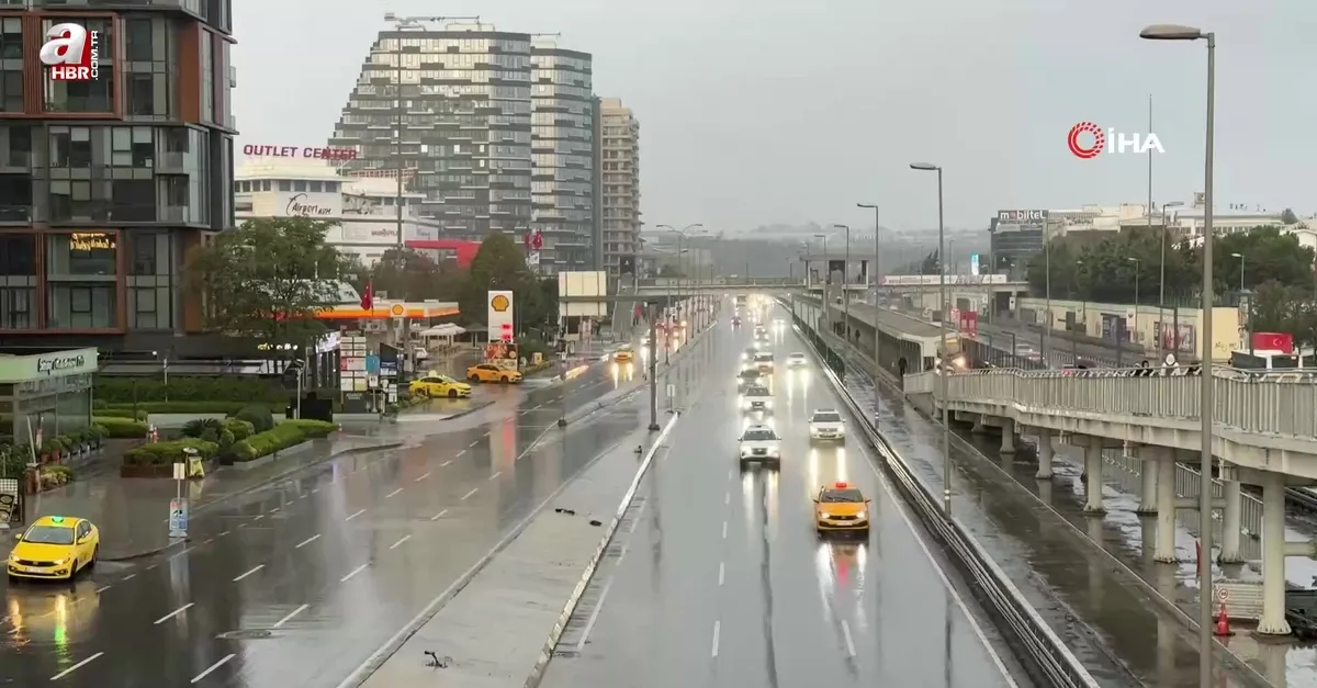 İstanbul pazar gününe yağmurla uyandı